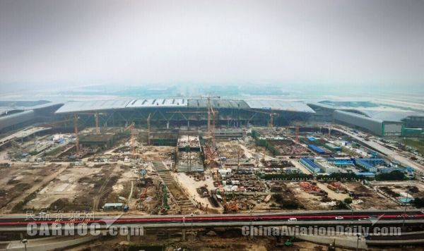 8月底，白云機(jī)場(chǎng)擴(kuò)建工程完成兩項(xiàng)重大建設(shè)節(jié)點(diǎn)。白云機(jī)場(chǎng)2號(hào)航站樓鋼結(jié)構(gòu)網(wǎng)架于8月30日全面合攏，玻璃幕墻和金屬屋面等外部工程基本完成，2號(hào)航站樓展現(xiàn)出整體外形?！z影：葉華春